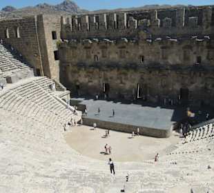Die Zuschauerplätze mit Blick auf die Bühne