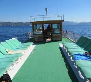 Mit dem grossem Boot zum Umsteigepunkt