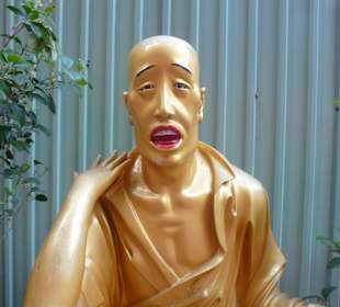 Pan budda przy ścieżce