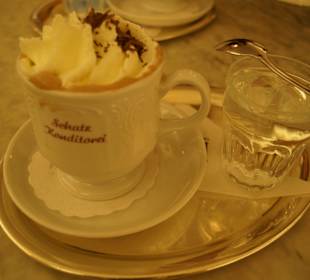 Heiße Schoki mit Schlag / Konditorei Schatz Getrei