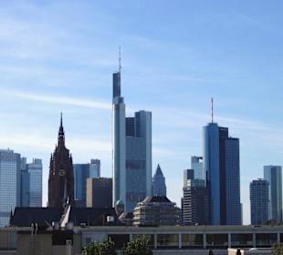 Viele Banken und ein alter Dom