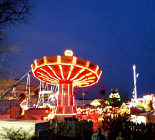 Kettenkarussell am Abend