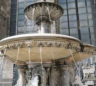 Der Petrusbrunnen beim Dom an der Papstterrasse