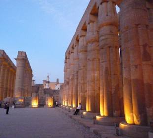 Im Hintergrund leuchtet das Dach einer Moschee