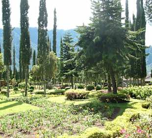 Blick in die Parkanlage Bratansee