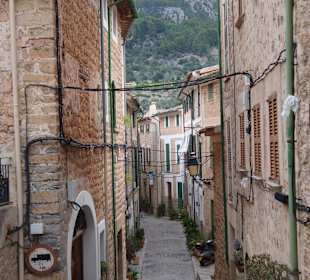 Eines der zahlreichen schmalen Gässchen im Ort