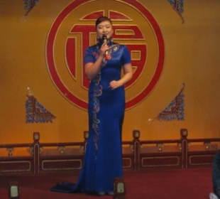 Ansagerin der Varieté-Nummern