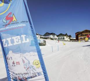 Zieleinfahrt beim Skirennen in Obertauern