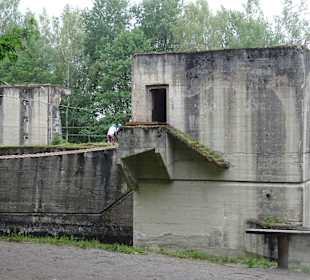 Riesiger Betonklumpen in der Natur