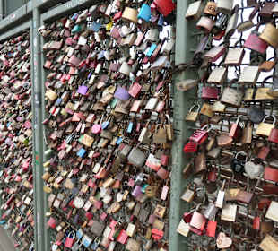 Die Hohenzollernbrücke mit Liebesschlössern