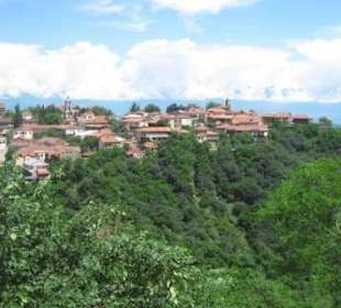 Signagi auf dem Rücken eines "Bergschiffs"