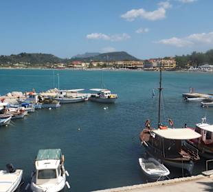 Blick vom kleinen Hafen in Richtung Hotel Paradise