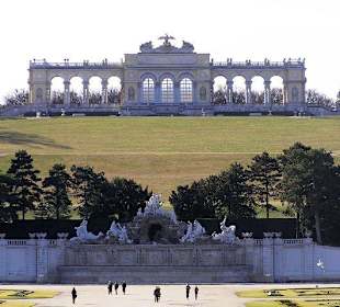 Neptunbrunnen mit Gloriette