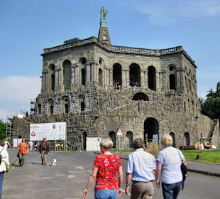 Herkules auf seiner Pyramide