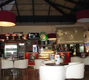 Cafe in der Mitte der Senzo Mall