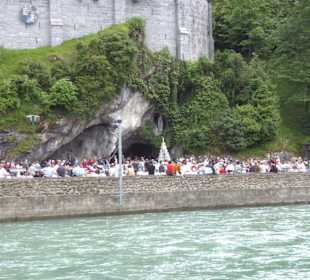 Blick über den Fluß Gave zur Grotte