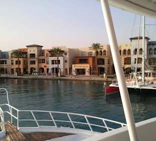 Einfahrt in den Hafen