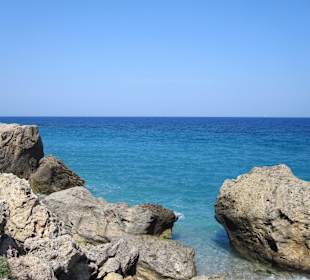 Spaziergang am Felsenstrand in Rhodos!