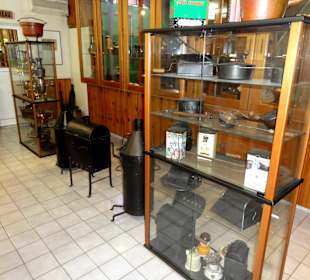 Museumsbereich mit alten Kaffeekannen und Mühlen