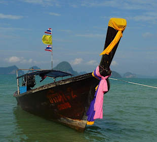 Typisches Longtailboot am Tub Kaek Beach