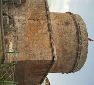 Abwehrturm aus früher Epoche