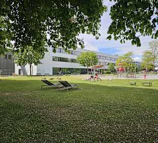 Ruheliegen vor dem Wasserspielplatz