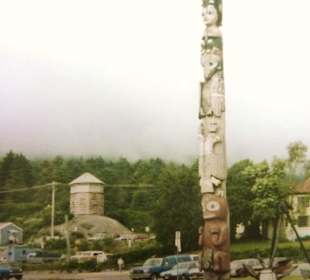 18 Meter hoher Totem Pfahl im Historical Park