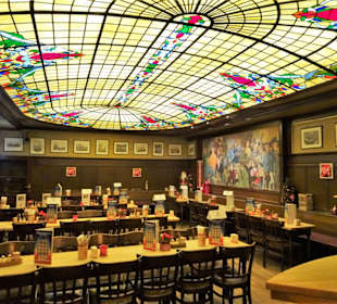 Blick in die Gasträume von Peters Brauhaus