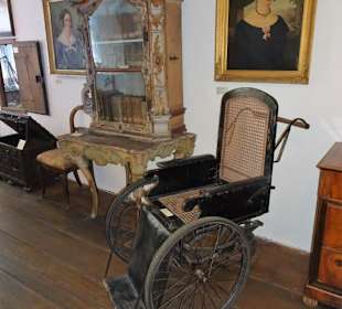 Historischer Rollstuhl im Museum Wasserburg