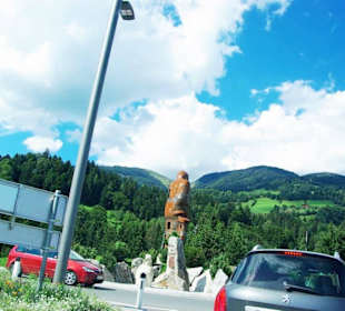 Um die Plastik herum