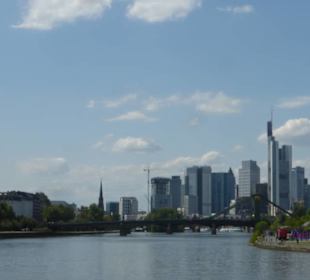 Schifffahrt: Frankfurt vom Main aus gesehen