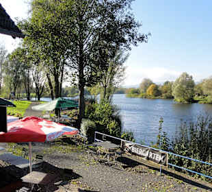 Verwaister Biergarten am See