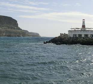 Blick vom Hafen aus aufs Meer