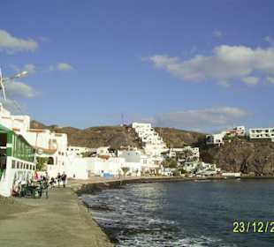 Im Vordergrund Restaurant Las Playas