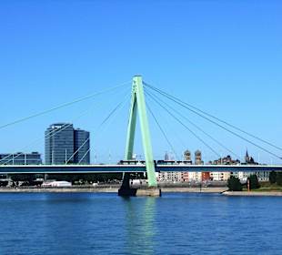 Der heutige Blick ist vom Ufer auf die Brücke