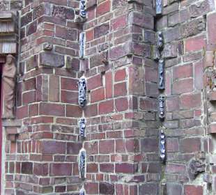 Eingemauerte Kunstteile