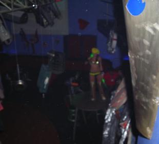 Девочки-танцовщитцы на огромных барабанах