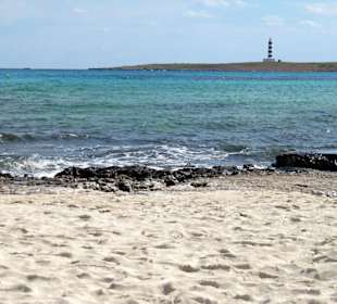 Vue de la plage sur le phare