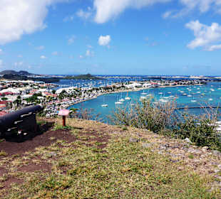 Blick auf den Hafen von Marigot von Fort Louis aus