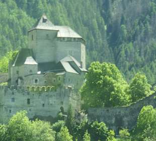 Blick von der A22 zur Burg Reifenstein