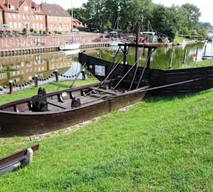 Das "Mudderboot" im Hafen von Hooksiel