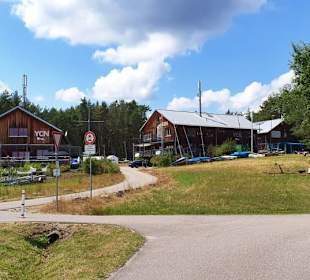 Zum Yacht-Club hoch