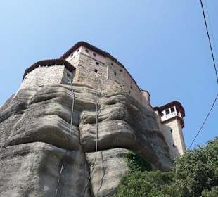 Kloster Rousanou von der Straße aus fotografiert
