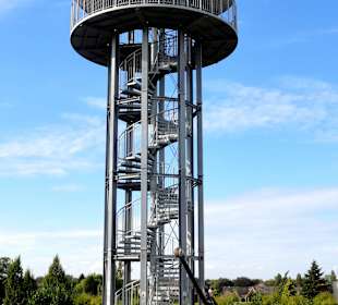 Der Aussichtsturm von der Wasserseite