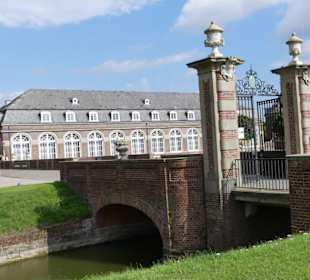 Über die Brücke zum Innenhof