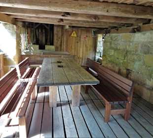Tische im Turbinenhaus der Mühle