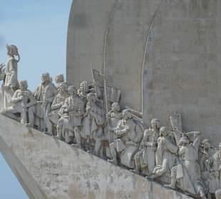 Vorne am Bug steht  Heinrich der Seefahrer