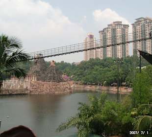 Hängebrücke über dem Freizeitpark