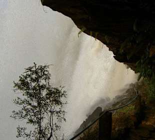 Hinterquerung des Wasservorhangs Salto Sapo
