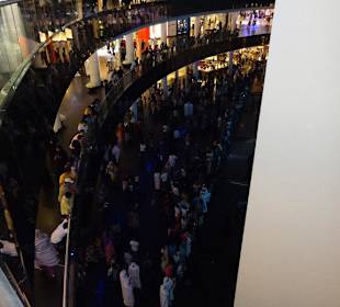 Leute schauen aufs Aquarium